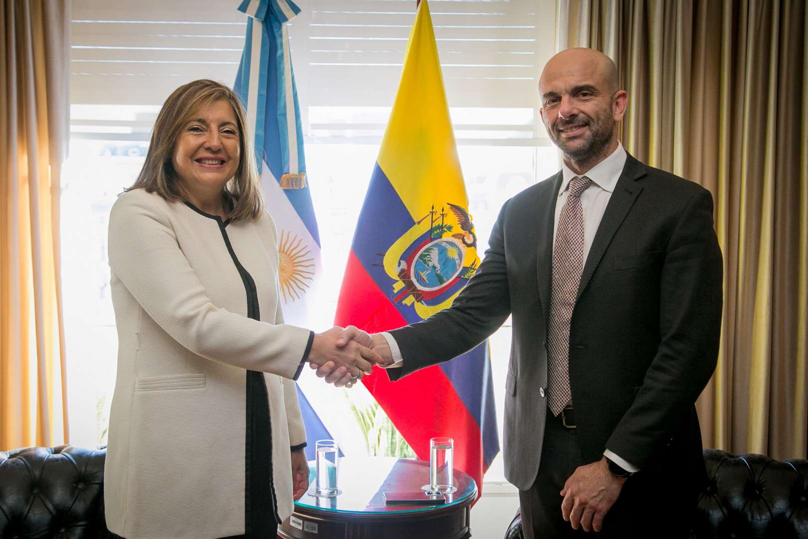 Argentina y Ecuador avanzan en la política de apertura de cielos